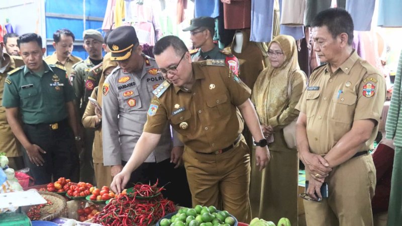 Jaga Stabilitas Pangan, Bupati bersama Forkopimda Cek Harga Sembako di Pasar Mini Sengkang