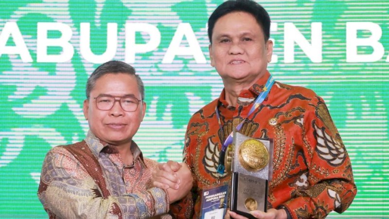 Bupati Barru, Suardi Saleh (kanan), hadir langsung menerima penghargaan Piala Adipura untuk kategori Kota Kecil dari Kementerian Lingkungan Hidup dan Kehutanan (KLHK) RI di Auditorium Soedjarwo Gedung Manggala Wanabakti, Jakarta, Selasa (5/3/2024). (Foto: Pemkab Barru)