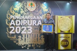 Kadis DLH Kabupaten Wajo Terima Sertifikat Adipura dari KLHK