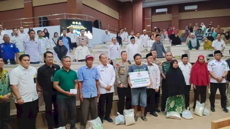 Penyalurkan paket bulan suci Ramadan bagi para mustahik di Ruang Pola Kantor Wali Kota Parepare, Rabu (6/3/2024).