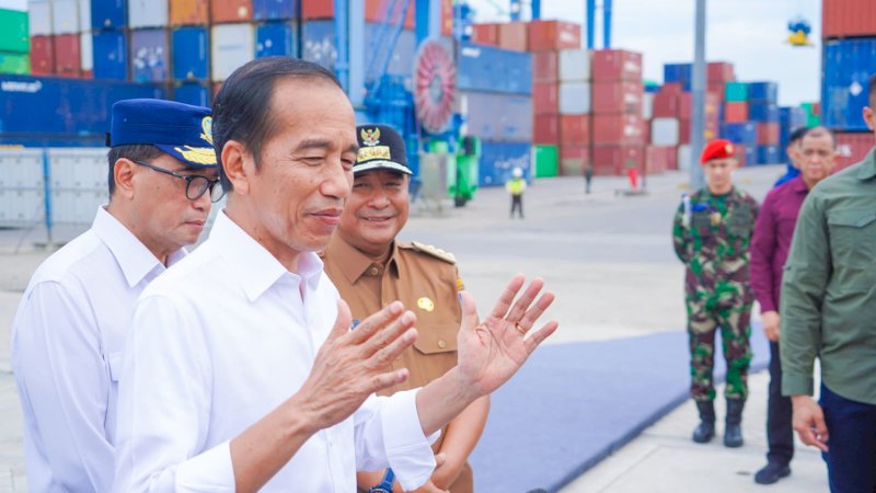Presiden Republik Indonesia, Joko Widodo saat meresmikan Makassar New Port (21/2).
