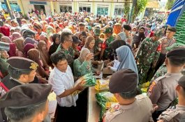Pemkab Luwu Utara Turunkan 10 Ton Beras di Gerakan Pangan Murah, Masyarakat Ludes Serbu!
