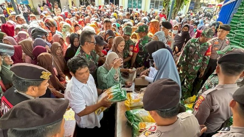 Gerakan Pangan Murah (GPM) di halaman Kantor Dinas Perpustakaan dan Kearsipan Luwu Utara, baru-baru ini. (Foto: Pemkab Luwu Utara)