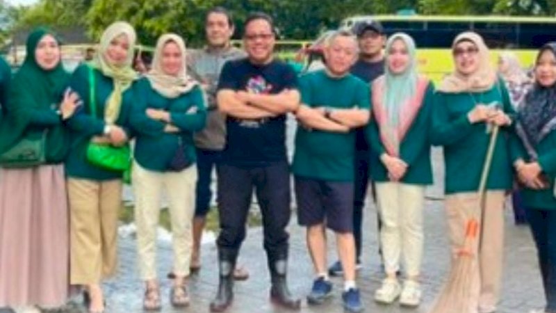 Sekwan Makassar Pimpin Kerja Bakti Bersihkan Drainase