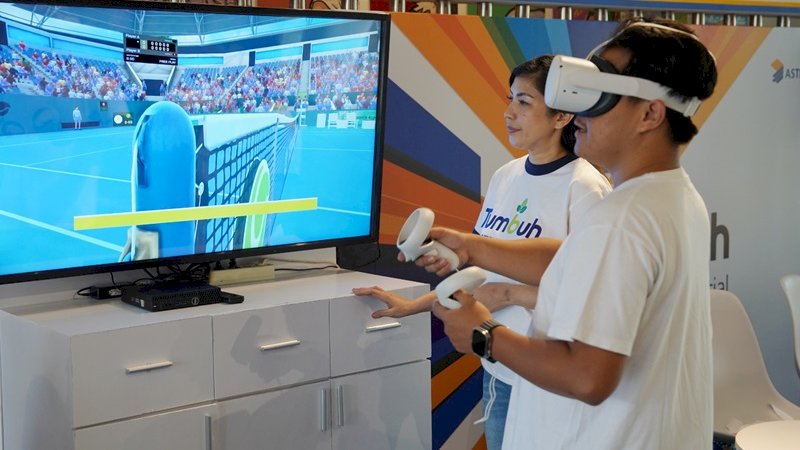 Pop up booth Astra Financial menghadirkan sejumlah permainan seru dengan hadiah menarik yang terbuka untuk seluruh masyarakat umum. Potret salah seorang pengunjung saat tengah memainkan Game Virtual Reality (VR) di pop up booth yang berlangsung pada 9-10 Maret 2024, berlokasi di M Bloc Space, Jakarta Selatan.
