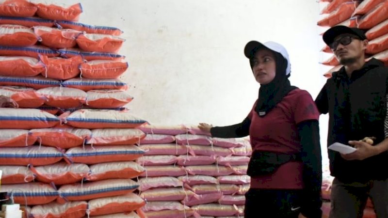 Bupati Luwu Utara, Indah Putri Indriani, saat mengecek harga bahan pokok di Pasar Sentral Masamba, Sabtu (9/3/2024). (Foto: Pemkab Luwu Utara)