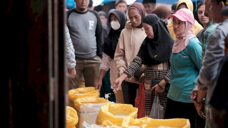 Bupati Luwu Utara, Indah Putri Indriani, saat meninjau harga komoditas bahan pokok di Pasar Sabbang, Kecamatan Sabbang, Ahad (10/3/2024). (Foto: Pemkab Luwu Utara)