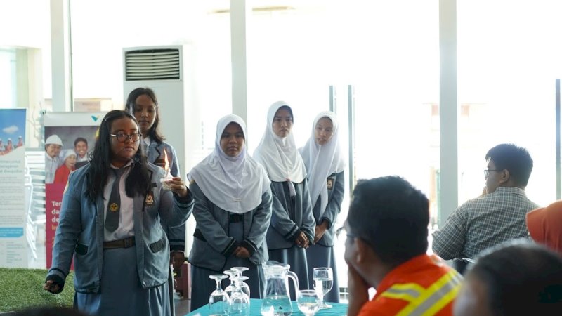 Aksi salah satu peserta lomba karya tulis ilmiah dan recycling workshop PT Vale Indonesia yang digelar di Taman Antar Bangsa (TAB) Hall, Luwu Utara, Kamis (7/3/2024). (Foto: PT Vale Indonesia)