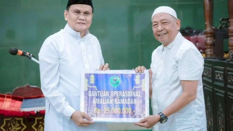 Bupati Barru, Suardi Saleh (kiri), menyerahkan bantuan operasional masjid senilai Rp25 juta untuk Masjid Agung Nurul Iman, Kabupaten Barru, Sulsel, Senin malam (11/3/2024).