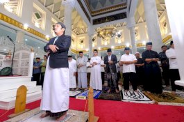 Wabup Gowa Salat Tarawih di Masjid Agung Syekh Yusuf