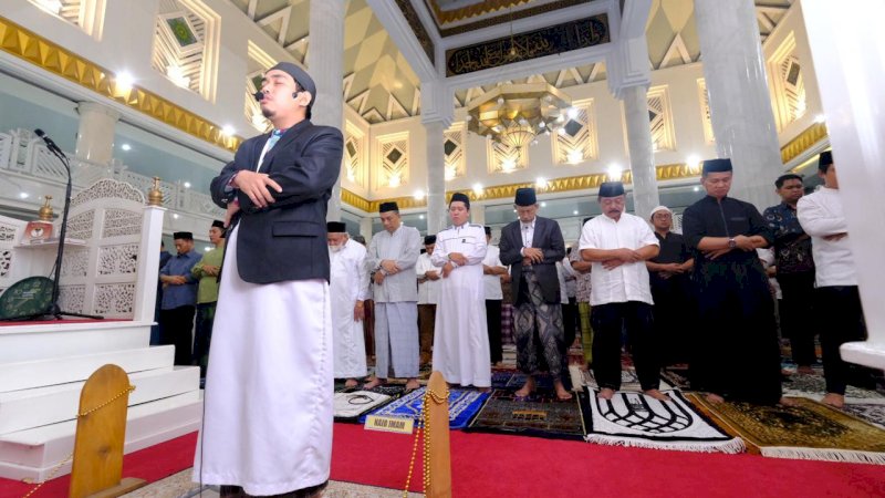 Wabup Gowa Salat Tarawih di Masjid Agung Syekh Yusuf