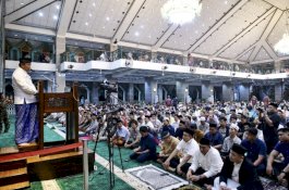 Tarawih di Masjid Al-Markaz, Bahtiar Baharuddin Sampaikan Gerakan Berbagi Bahagia