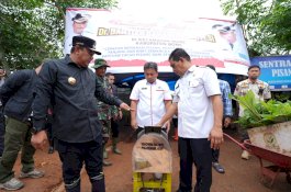 Pj Gubernur Serahkan Bantuan Alat Perajang Pisang untuk Kecamatan Mare