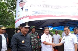 Pj Gubernur Sulsel Serahkan Alat Perajang Pisang untuk Masyarakat Bone