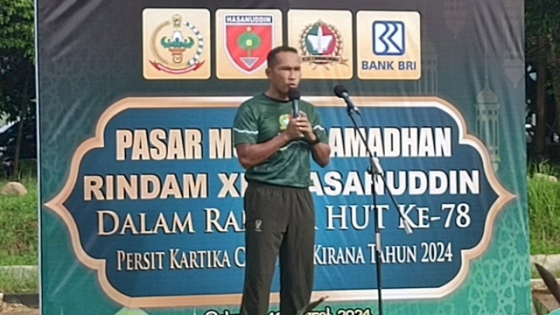 Wadanrindam XIV Hasanuddin Kolonel Inf Ferdial Lubis MPICTsaat membuka pasar murah Ramadhan