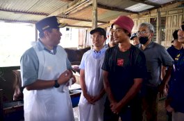 Penjabat Gubernur Salurkan Bantuan Sembako, Tanam Pisang Cavendish dan Galakkan IB di Maros
