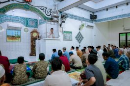 Bupati Barru Lanjutkan Safari Ramadan, Salat Tarawih di Masjid Lasinri