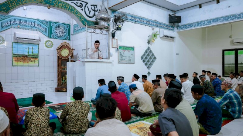 Bupati Barru, Suardi Saleh, saat mengikuti salat tarawih di Masjid Nurussahadah Lasinri, Kelurahan Coppo, Kecamatan Barru, Kabupaten Barru, malam ketujuh Ramadan, Ahad (17/3/2024) malam.