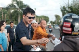 Berbagi Berkah Ramadan, Wuling Kumala Salurkan Ratusan Paket Takjil Melalui Vihara Arama Maha Budha Makassar 