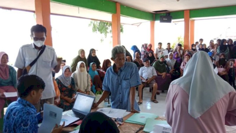 Penyerahan sertifikat tanah kepada warga desa di Aula Kantor Desa Nepo, di Kecamatan Malusetasi, Kabupaten Barru, Sulawesi Selatan, Senin (18/3/2024) pagi.