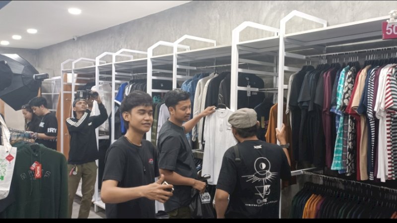 Grand opening Owns Clothing selasa (19/3) dipadati pengunjung