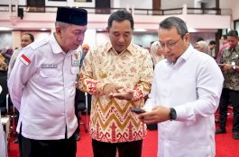 Pj Gubernur Sulsel Serahkan Zakat ASN Pemprov ke Baznas