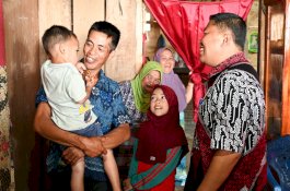 Viral Video Kakak Gendong Adik ke Sekolah, Pj Bupati Sinjai Ingin Jadikan Nuraeni Anak Angkat