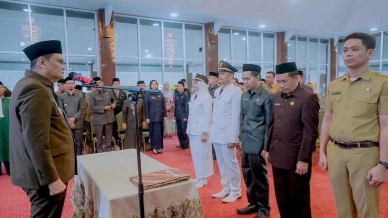 Pelantikan pejabat lingkup Pemerintah Kabupaten (Pemkab) Barru di Baruga Singkerru Adae, rumah jabatan Bupati Barru, Kamis (21/3/2024).