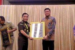 Bupati Gowa Raih Penghargaan Role Model Kepala Daerah dari Kajati Sulsel