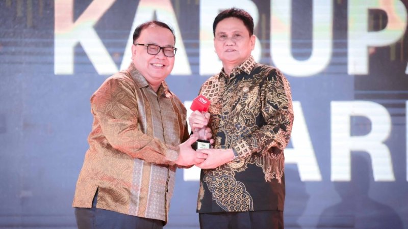 
Bupati Barru, Suardi Saleh (kanan), saat menerima pengargaan Best Stunting Prevention pada CNN Indonesia Awards 2024 dari Direktur Transmedia, Latif Harnoko, di Hotel Claro, Makassar, Kamis (21/3/2024). (Foto: Pemkab Barru)