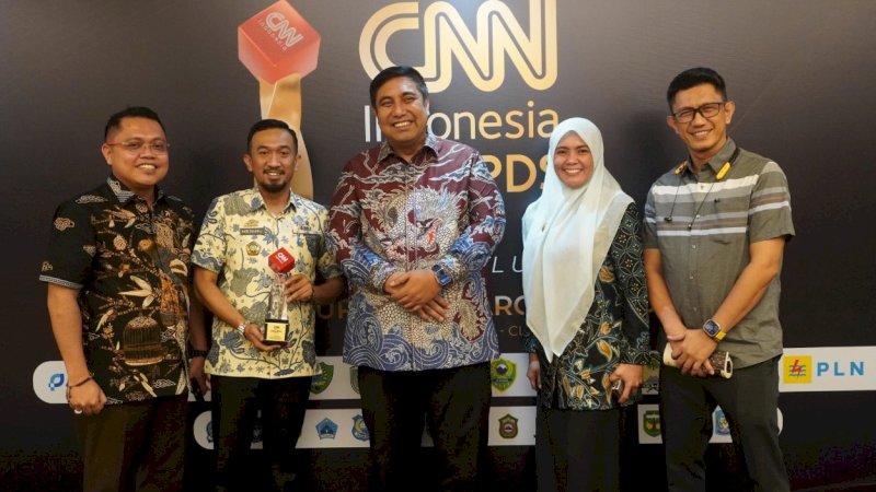 Bupati Maros, Chaidir Syam (tengah), dan Wakil Bupati Maros, Suhartina Bohari (kedua kanan), bersama jajaran usai menerima penghargaan Most Child Friendly Distric pada CNN Indonesia Awards 2024 di Hotel Claro, Makassar, Kamis (21/3/2024). (Foto: Pemkab Maros)