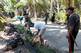 Anggota Kodim Polman Bersama Warga Gotong Royong Bersihkan Saluran Drainase Dipenuhi Sampah