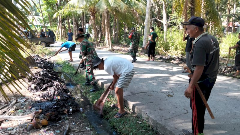 Anggota Kodim Polman Bersama Warga Gotong Royong Bersihkan Saluran Drainase Dipenuhi Sampah