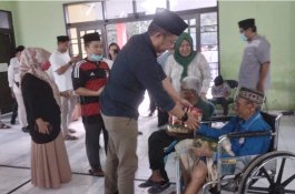 Pj Wali Kota Parepare Akbar Ali Berbagi Kebahagiaan di Panti Jompo