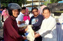 Jelang Buka Puasa, Ribuan Mahasiswa Antri Ikuti Pembagian Takjil di Pelataran Kampus Unismuh