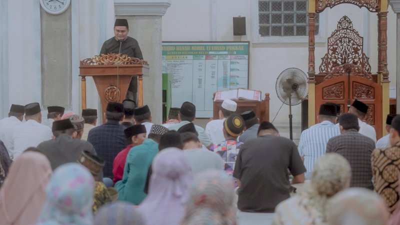 Bupati Barru, Suardi Saleh, saat bersilaturahmi dengan jemaah Masjid Besar Nurul Ittihad Pekkae, Kecamatan Tanete Rilau, malam ke-14 Ramadan 1445 H/2024 M, Ahad (24/3/2024).