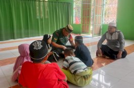 Babinsa Kodim Polman Isi Kegiatan Ramadhan Dengan Mengajar Anak-anak Mengaji