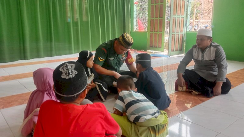 Babinsa Kodim Polman Isi Kegiatan Ramadhan Dengan Mengajar Anak-anak Mengaji