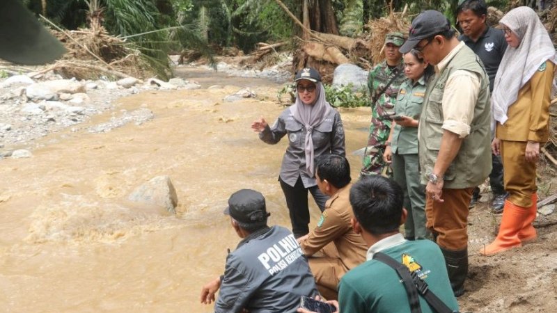 Bupati Luwu Utara, Indah Putri Indriani, saat meninjau titik lokasi banjir di Kecamatan Bone-Bone, Selasa (26/3/2024). (Foto: Pemkab Luwu Utara)