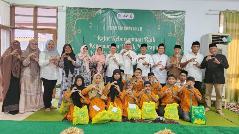 PT Sinergi Gula Nusantara memberikan santunan kepada anak panti asuhan di Takalar, selasa (26/3)