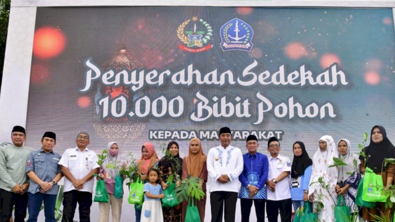 Peluncuran program Sedekah Pohon di Lapangan Merdeka, Kabupaten Bone, Rabu (27/3/2024). (Foto: Pemprov Sulsel)