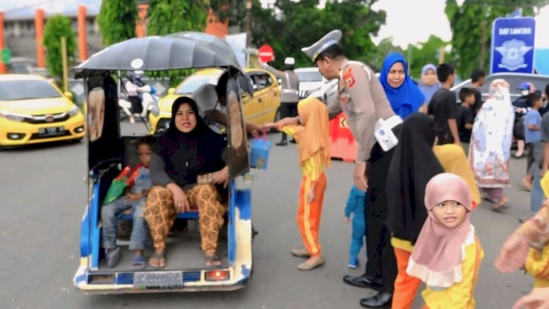 Ajari Anak Berbagi Sejak Dini, PAUD Terpadu Fieqfand Kids School dibantu Sat Lantas Polres Wajo Bagikan Takjil di Jalan