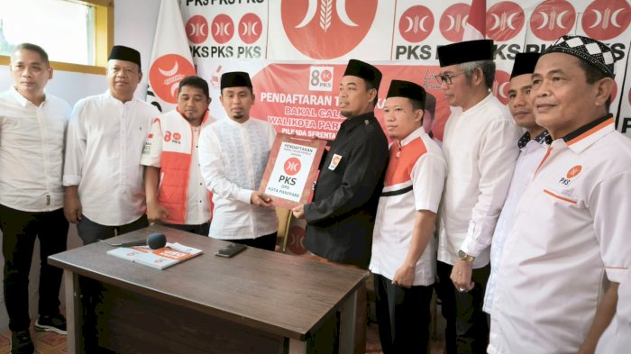 Didampingi Sejumlah Pengurus Partai, Tasming Hamid Kembalikan Formulir Pendaftaran di PKS