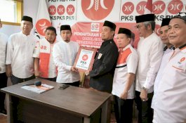 Didampingi Sejumlah Pengurus Partai, Tasming Hamid Kembalikan Formulir Pendaftaran di PKS