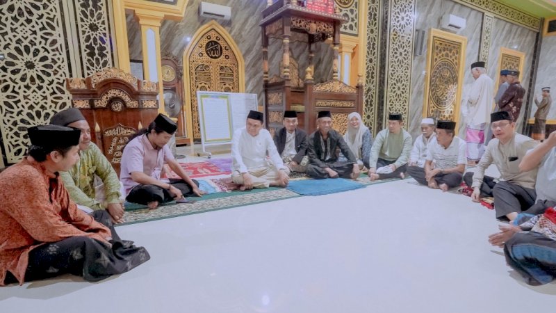 Bupati Barru, Suardi Saleh, melaksanakan safari Jumat di Masjid Raodhatul Muflihin, Desa Galung, Kecamatan Barru, Kabupaten Barru, Jumat (29/3/2024).