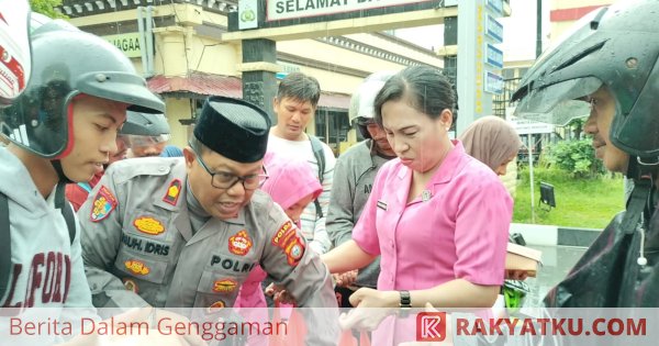 Hujan Tak Halangi Polsek Bontoala dan Bhayangkari Berbagi Takjil