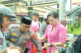 Hujan Tak Halangi Polsek Bontoala dan Bhayangkari Berbagi Takjil