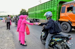 Peduli Sesama di Bulan Ramadhan, Polsek Keera dan Bhayangkari Bagi Takjil Gratis Ke Pengguna Jalan