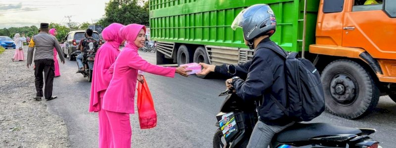 Peduli Sesama di Bulan Ramadhan, Polsek Keera dan Bhayangkari Bagi Takjil Gratis Ke Pengguna Jalan