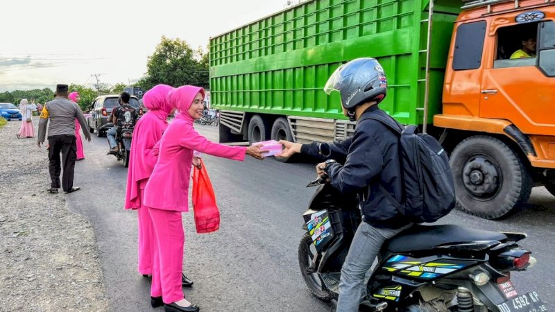 Peduli Sesama di Bulan Ramadhan, Polsek Keera dan Bhayangkari Bagi Takjil Gratis Ke Pengguna Jalan
